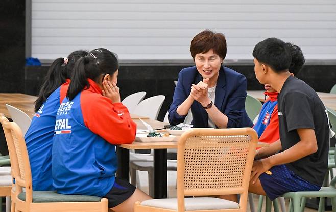 양영자(가운데) 선교사가 25일 서울 강동구 명성교회에서 열린 양영자배 국제크리스천탁구대회에서 네팔에서 온 청소년들과 대화하고 있다. 신석현 포토그래퍼