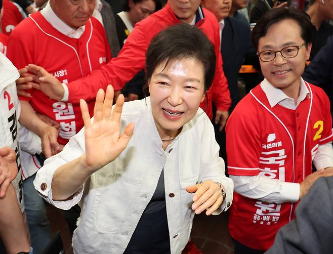 박근혜 전 대통령이 25일 오후 충남 공주시 산성시장을 찾아 제9회 전국동시지방선거 국민의힘 후보들과 함께 시민들에게 손을 흔들며 인사하고 있다. [뉴시스]