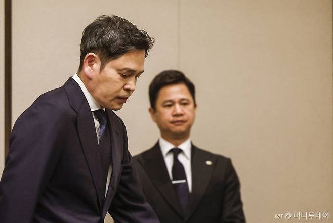 [서울=뉴시스] 정병혁 기자 = 정용진 신세계그룹 회장이 26일 서울 강남구 조선팰리스에서 열린 스타벅스 '탱크데이' 사태 관련 대국민 사과 기자회견에 참석하고 있다. 2026.05.26. jhope@newsis.com /사진=정병혁