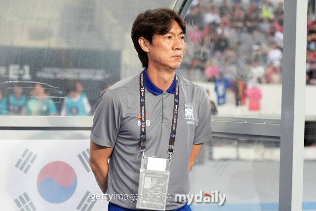 홍명보 감독이 지난해 7월 11일 용인 미르 스타디움에서 펼쳐진 홍콩과 EAFF(동아시아축구연맹) E-1 챔피언십 홍콩과 경기에서 그라운드를 바라보고 있다. /게티이미지코리아