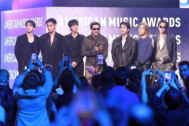 방탄소년단이 AMA를 5년 만에 찾아 베스트 여성 알앤비 아티스트 시상을 하고 있다. [AFP/연합]