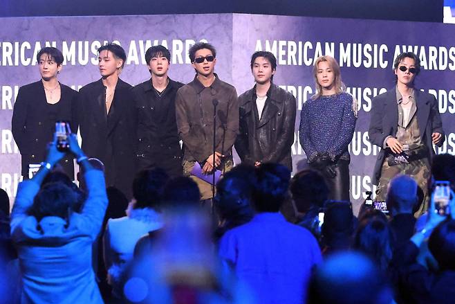 방탄소년단이 AMA를 5년 만에 찾아 베스트 여성 알앤비 아티스트 시상을 하고 있다. [AFP/연합]