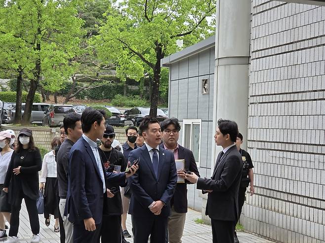 26일 오전 10시께 김세의 가로세로연구소 대표가 서울 서초구 서울중앙지방법원에 열리는 구속 전 피의자 심문을 받기 위해 법원으로 출석하고 있다. 이영기 기자.