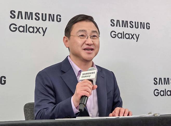 25일(현지시간) 미국 샌프란시스코에서 열린 ‘갤럭시 언팩 2026’ 행사 직후 국내 기자간담회에 참석한 노태문 삼성전자 사장(DX 부문장) 모습. [삼성전자 제공]