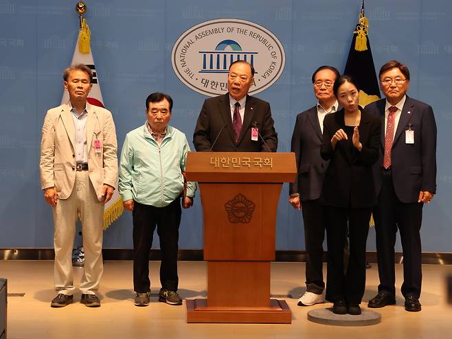 유봉길, 정욱채, 전희수, 이성국, 장행일 등 5명의 양천구의회 전직 의장 및 의원은 26일 국회에서 기자회견 중이다. [김재섭 의원실 제공]