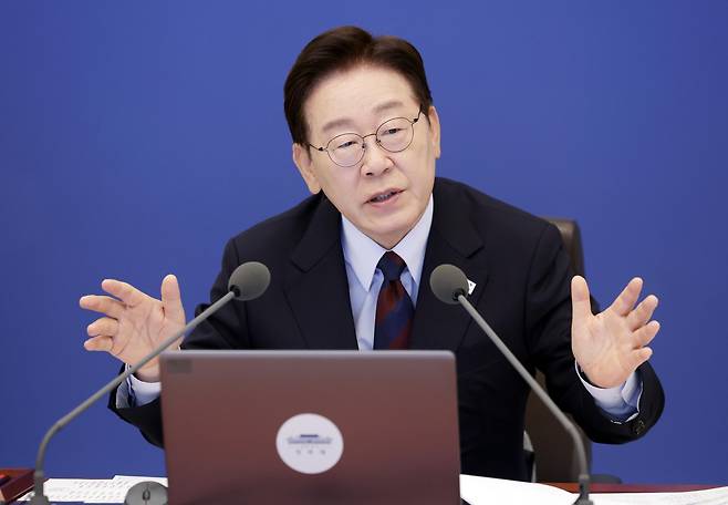 이재명 대통령이 26일 청와대에서 열린 국무회의 겸 비상경제점검회의에서 발언하고 있다. [연합]