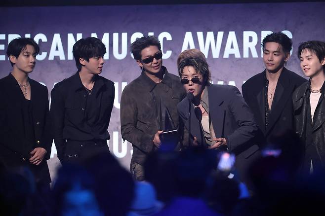 방탄소년단이 2026 아메리칸 뮤직 어워즈에서 대상 격인 ‘올해의 아티스트’와 ‘송 오브 더 이어’, ‘베스트 K-팝 남성 아티스트’를 수상했다. [AFP/연합]
