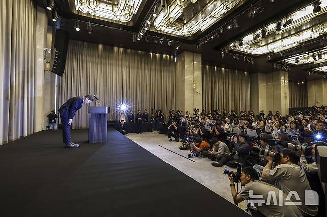 [서울=뉴시스] 정병혁 기자 = 정용진 신세계그룹 회장이 26일 서울 강남구 조선팰리스에서 열린 스타벅스 '탱크데이' 사태 관련 대국민 사과 기자회견에서 고개를 숙이고 있다. 2026.05.26. jhope@newsis.com