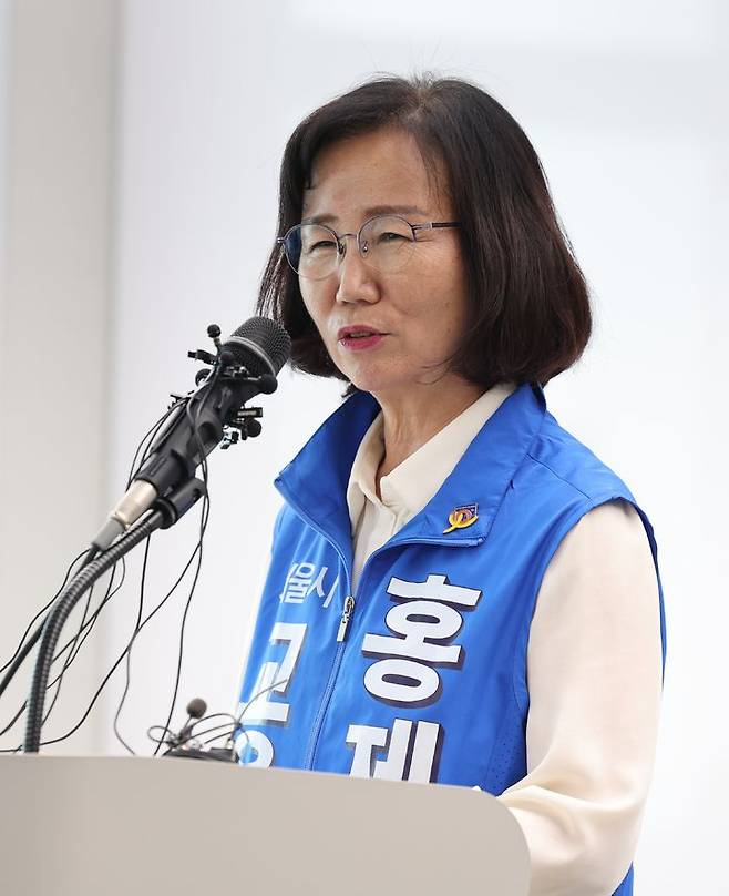 [서울=뉴시스] 홍제남 서울시교육감 후보는 26일 오전 서울시교육청에서 기자회견을 열고 "유초중등 교육 과정의 무상 학습권을 지속적으로 확대하겠다"며 '무상교통 2.0'과 '방학 중 무상급식'을 공약했다.  *재판매 및 DB 금지