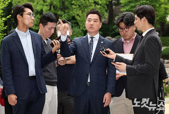 배우 김수현의 명예를 훼손한 혐의를 받는 김세의 가로세로연구소 대표가 26일 오전 서울 서초구 서울중앙지방법원에서 열린 구속 전 피의자 심문(영장실질심사)에 출석하고 있다. 류영주 기자