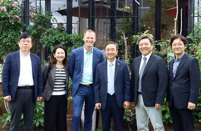 전남광주통합특별시 광주 광산을 국회의원 보궐선거에 출마한 더불어민주당 임문영 후보가 마이크로소프트(MS) 관계자들과 만나 광주 AI산업 협력 방안을 논의했다. 임문영 후보 페이스북 제공