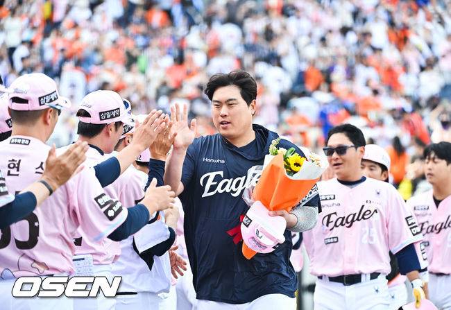 [OSEN=대전, 박준형 기자] 프로야구 한화 이글스가 두산 베어스와의 주말 3연전을 싹쓸이, 류현진의 한미 통산 200승까지 겹경사를 누렸다.김경문 감독이 이끄는 한화는 24일 대전 한화생명 볼파크에서 열린 두산과의 홈경기에서 승리했다. 이날 승리로 두산전을 모두 쓸어담은 한화는 3연승으로 시즌 전적 23승24패를 만들었다. 반면 두산은 4연승 후 3연패에 빠지며 22승25패1무가 됐다.경기종료 후 한미 통산 200승 달성한 류현진이 코칭스태프의 축하를 받고 있다.  2026.05.24 / soul1014@osen.co.kr