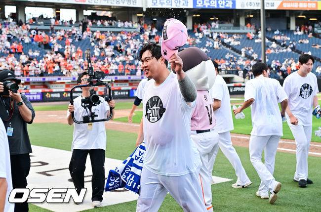 [OSEN=대전, 박준형 기자] 프로야구 한화 이글스가 두산 베어스와의 주말 3연전을 싹쓸이, 류현진의 한미 통산 200승까지 겹경사를 누렸다.김경문 감독이 이끄는 한화는 24일 대전 한화생명 볼파크에서 열린 두산과의 홈경기에서 승리했다. 이날 승리로 두산전을 모두 쓸어담은 한화는 3연승으로 시즌 전적 23승24패를 만들었다. 반면 두산은 4연승 후 3연패에 빠지며 22승25패1무가 됐다.경기종료 후 한미 통산 200승 달성한 류현진이 동료들의 축하 물세례 받은뒤 퇴장하고 있다. .  2026.05.24 / soul1014@osen.co.kr