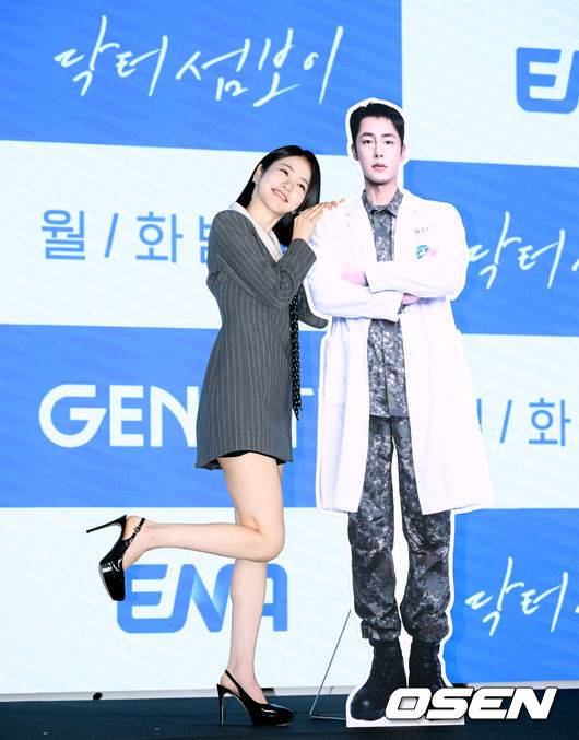 [OSEN=조은정 기자]ENA 새 월화드라마 '닥터 섬보이' 제작발표회가 26일 서울 구로구 신도림 디큐브시티 더 세인트에서 열렸다. ‘닥터 섬보이’는 모두가 기피하는 악명 높은 섬 ‘편동도’ 에 입도한 공중보건의사 도지의(이재욱 분)와 비밀 많은 간호사 육하리(신예은 분)가 그리는 메디컬 휴먼 로맨스다.배우 신예은이 포즈를 취하고 있다. 2026.05.26 /cej@osen.co.kr