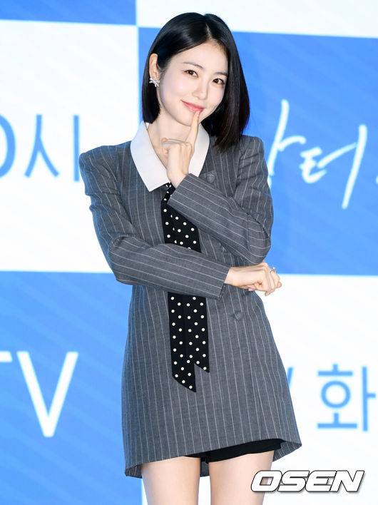 [OSEN=조은정 기자]ENA 새 월화드라마 '닥터 섬보이' 제작발표회가 26일 서울 구로구 신도림 디큐브시티 더 세인트에서 열렸다. ‘닥터 섬보이’는 모두가 기피하는 악명 높은 섬 ‘편동도’ 에 입도한 공중보건의사 도지의(이재욱 분)와 비밀 많은 간호사 육하리(신예은 분)가 그리는 메디컬 휴먼 로맨스다.배우 신예은이 포즈를 취하고 있다. 2026.05.26 /cej@osen.co.kr