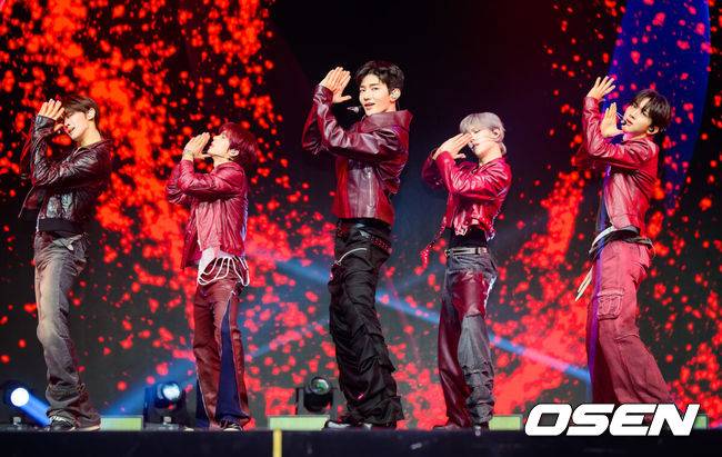 [OSEN=박준형 기자] 26일 오후 서울 블루스퀘에서 그룹 앤더블(AND2BLE) 미니 1집 ‘Sequence 01: Curiosity’ 데뷔 쇼케이스가 진행됐다.앤더블(장하오,&nbsp;유승언,&nbsp;리키,&nbsp;김규빈,&nbsp;한유진)은 YH엔터테인먼트가 약 4년 만에 선보이는 보이그룹이다.그룹 앤더블이 멋진 무대를 펼치고 있다. 2026.05.26 / soul1014@osen.co.kr