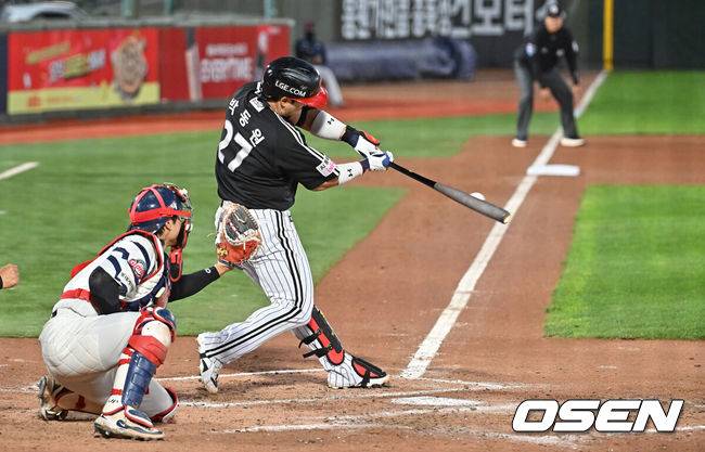 [OSEN=부산, 이석우 기자] 26일 부산 사직야구장에서 2026 신한 SOL KBO 리그 롯데 자이언츠와 LG 트윈스의 경기가 열렸다. 홈팀 롯데는 비슬리가, 방문팀 LG는 톨허스트가 선발 출전했다.LG 트윈스 박동원이 2회초 1사 좌월 솔로 홈런을 치고 있다. 2026.05.26 / foto0307@osen.co.kr