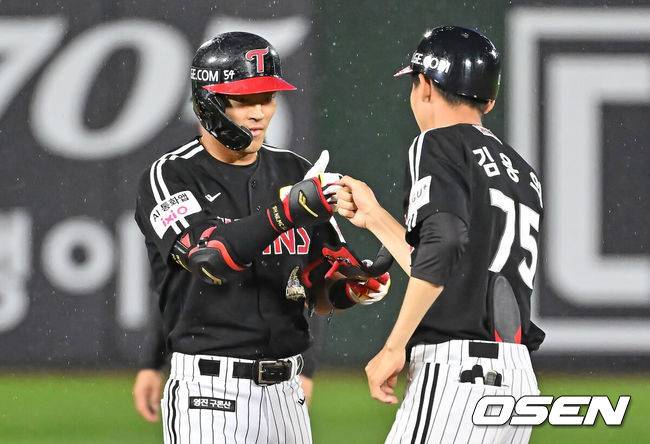 [OSEN=부산, 이석우 기자] 26일 부산 사직야구장에서 2026 신한 SOL KBO 리그 롯데 자이언츠와 LG 트윈스의 경기가 열렸다. 홈팀 롯데는 비슬리가, 방문팀 LG는 톨허스트가 선발 출전했다.LG 트윈스 천성호가 7회초 무사 1루 좌익수 왼쪽 1타점 2루타를 치고 하이파이브를 하고 있다. 2026.05.26 / foto0307@osen.co.kr
