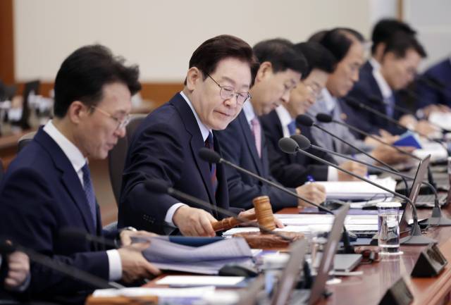 ▲이재명 대통령이 26일 청와대에서 국무회의 겸 비상경제점검회의 개회를 선언하고 있다. ⓒ연합뉴스