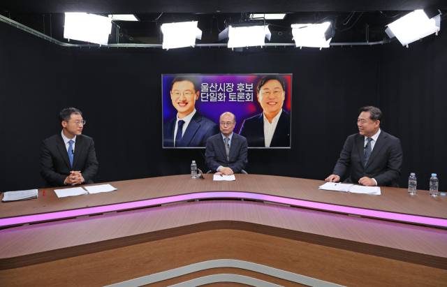 ▲6·3 지방선거 울산시장 후보 단일화에 합의한 더불어민주당 김상욱 후보(왼쪽)와 진보당 김종훈 후보가 20일 서울 마포구 한겨레 신문사에서 단일화 토론회를 하고 있다. ⓒ연합뉴스