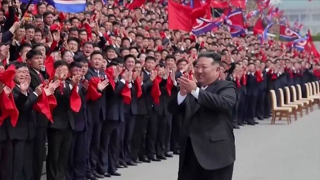 김정은 북한 국무위원장이 지난 2일 노동당 외곽 청년단체인 사회주의애국청년동맹(청년동맹) 제11차대회의 참가자들을 만나 기념사진을 찍었다고 조선중앙TV가 3일 보도했다. 연합뉴스