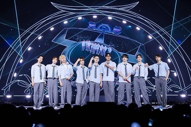 세븐틴은 지난 23~24일 교세라 돔 오사카에서 ‘SEVENTEEN 2026 JAPAN FAN MEETING ‘YAKUSOKU’’를 열고 이틀간 8만여 관객과 만났다. 앞서 13~14일 도쿄 돔 팬미팅에는 약 10만 명이 다녀갔다. 사진 제공=플레디스 엔터테인먼트(하이브)