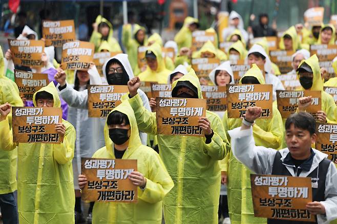전국화학섬유식품산업노동조합 카카오지회(카카오 노조) 조합원들이 20일 경기도 성남시 판교역 광장에서 ‘2026 임단협 승리 결의대회’를 열고 있다. 연합뉴스