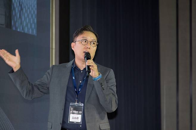 26일 서울 영등포구 페어몬트 앰배서더 서울 그랜드볼룸에서 열린 제14회 굿컴퍼니 컨퍼런스에서 제조·산업의 지능형 전환…다크팩토리와 로봇 혁명이 만드는 새로운 산업 현장'을 주제로 김승환 LG AI연구원 피지컬 인텔리전스랩장이 발표하고 있다. ⓒ시사저널 이종현