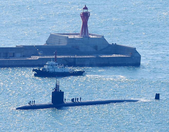 2024년 11월18일 오전 부산작전기지에 미국 해군 로스엔젤레스급 원자력추진잠수함(SSN) 컬럼비아함이 군수품 적재와 승조원 휴식을 위해 부산작전기지에 입항하고 있다. ⓒ연합뉴스