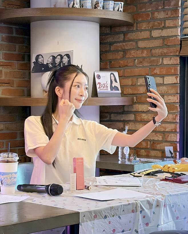 달샤벳 출신 배우 조아영이 지난 23일 서울 성동구의 한 카페에서 팬들의 생일 카페에 참석해 포즈를 취하고 있다. 사진 토탈셋