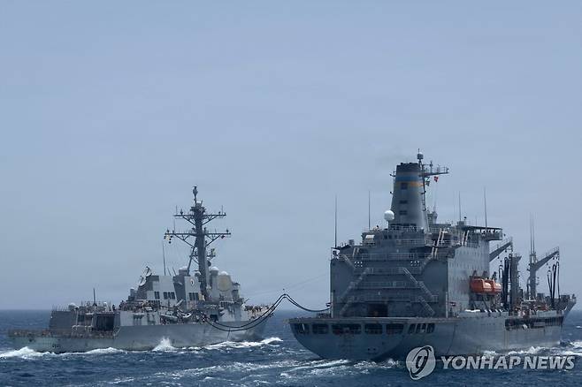 미·이란 전쟁 중 미 해군의 해상 물자 공급 작전 지난 4월 27일(현지시간) 알레이버크급 미사일유도함 USS 마이클 머피(DDG 112)가 함대 급유선 USNS 헨리 J. 카이저(T-AO-187)로부터 해상에서 물자 공급 받는 모습을 미해군이 5월 2일 공개했다. [미 해군·NAVCENT PUBLIC AFFAIRS·AFP=연합뉴스 자료사진. 재판매 및 DB 금지]