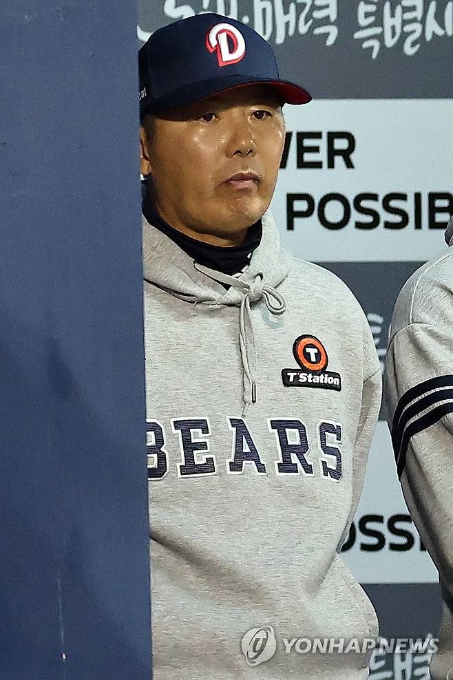 경기 지켜보는 김원형 감독 (서울=연합뉴스) 윤동진 기자 = 7일 잠실야구장에서 열린 2026 KBO 리그 두산 베어스 대 LG 트윈스 경기. 2회 말 김원형 두산 감독이 경기를 지켜보고 있다.  2026.5.7 mon@yna.co.kr