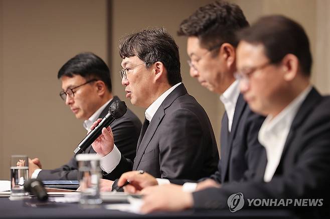 스타벅스 '탱크데이' 논란 진상조사 결과 발표 (서울=연합뉴스) 서대연 기자 = 정용진 신세계그룹 회장이 스타벅스의 '탱크데이' 논란에 대해 직접 사과한 26일 서울 강남구 조선팰리스 호텔에서 신세계그룹 임원들이 진상조사 결과를 발표하고 있다.
왼쪽부터 신세계그룹 이규봉 경영지원총괄 전무, 전상진 경영총괄 부사장, 김수완 대외협력본부장 부사장, 양종환 감사팀장 상무. 2026.5.26 dwise@yna.co.kr