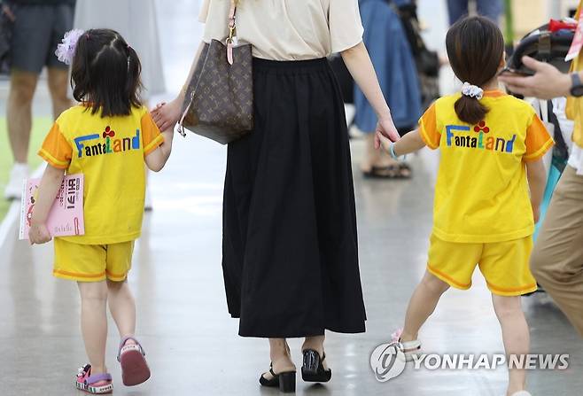 공무원 육아휴직 12세 이하 자녀로 확대 [연합뉴스 자료사진]