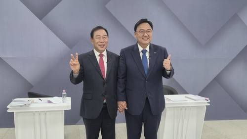 세종시장 후보자 TV토론회 세종시장 선거에 나선 국민의힘 최민호 후보, 민주당 조상호 후보(사진 왼쪽부터)