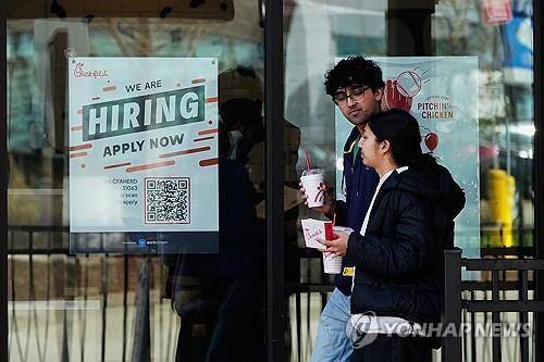 미 일리노이주 한 식당의 구인 포스터 [AP=연합뉴스 자료사진. 재판매 및 DB 금지]