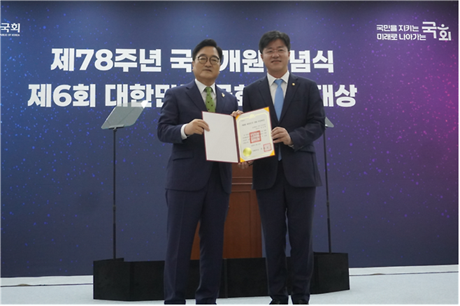▲ 박상혁(오른쪽) 더불어민주당 의원이 27일 국회의사당 중앙홀에서 열린 제78주년 국회개원기념식 및 제6회 대한민국 국회 의정대상 시상식에서 우원식 국회의장과 기념촬영을 하고 있다./박상혁 의원실 제공