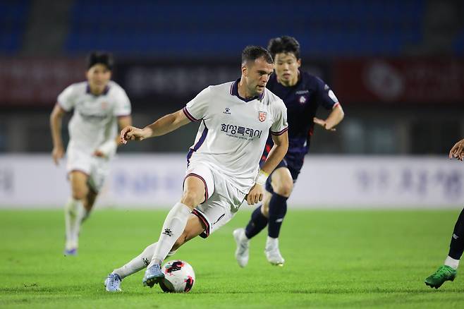 23일 충북 청주종합경기장에서 열린 하나은행 K리그2 2026 13라운드 화성FC와 충북청주FC의 경기에서 멀티골을 터뜨려 팀의 3-2 승리에 앞장서며 라운드 최우수선수(MVP)에 선정된 화성 페트로프가 드리블을 하고 있다.