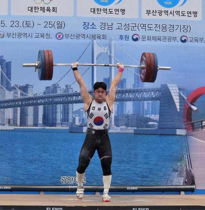 제55회 전국소년체육대회 역도 남자 15세 이하부 81㎏급에서 부별신기록 4개, 대회신기록 3개 등 총 7개의 신기록을 작성하며 종목 MVP에 선정된 권순권(안산 선부중)이 온 힘을 다해 역기를 들어 올리고 있다.