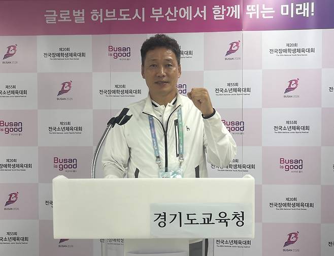 제55회 전국소년체육대회에서 경기도 선수단을 이끌고 4회 연속 최다 메달 및 비공인 종합우승을 일군 김동권(경기도교육청 체육건강교육과장) 총감독이 26일 부산아시아드주경기장 프레스룸에서 기자회견을 가진 뒤 기념사진을 찍고 있다. <이세용 기자>