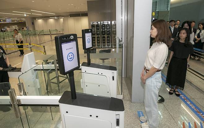 인천공항 스마트패스 출국 모습.