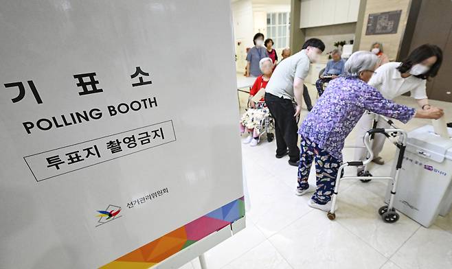 제9회 전국동시지방선거를 일주일 앞둔 27일 경기도 수원시 권선구 사과나무요양원에서 어르신이 거소투표를 하고 있다. 2026.5.27 [공동취재] 사진=연합뉴스.&nbsp;