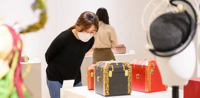 한지 공예품을 구경하고 있는 시민/사진=전주문화재단