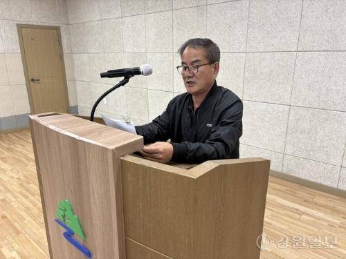 ◇황지시장상점가상인회(회장:우상훈·사진), 태백시소상공인연합회(회장:이익수), 황지자유시장조합(조합장:심금석)은 27일 태백시청 소회의실에서 기자회견을 열고 더불어민주당 김동구 태백시장 후보의 시청 구내식당 설치 공약의 즉각 철회와 사과, 실효성 있는 대안 제시 등을 촉구했다.