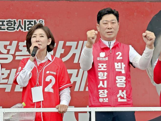 나경원 국민의힘 국회의원이 27일 포항 흥해시장에서 유세 차량에 올라 박용선 포항시장 후보 지지를 호소하고 있다. /김보규기자