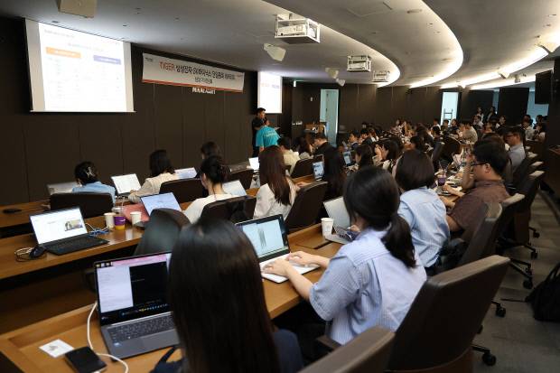 26일 서울 중구 미래에셋센터원빌딩에서 '삼성전자·SK하이닉스 단일종목 레버리지·인버스' ETF(상장지수펀드) 상장 간담회가 열리고 있다. 연합뉴스