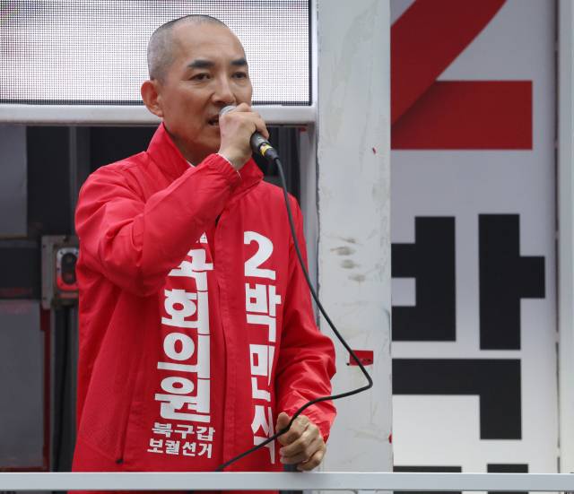 국민의힘 박민식 부산 북갑 국회의원 보궐선거 후보가 23일 오후 부산 북구 도시철도 덕천역 부근에서 유세를 하고 있다. 연합뉴스