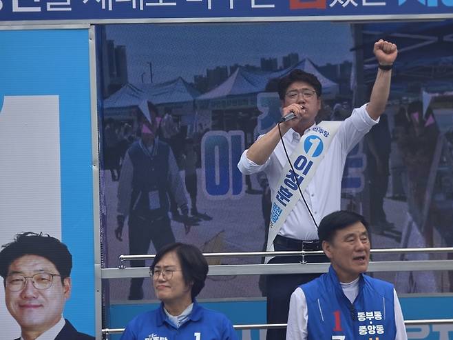 ▲ 27일 영천장날 이정훈 더불어민주당 후보가 유세를 하고 있다. 권오석 기자