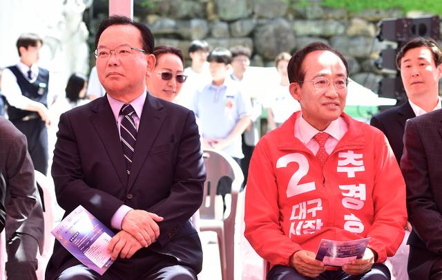 지난 24일 대구 동구 동화사에서 열린 부처님오신날 봉축법요식에 참석한 김부겸 더불어민주당 대구시장 후보(왼쪽)와 추경호 국민의힘 대구시장 후보가 나란히 앉아 있다. 김진홍 기자