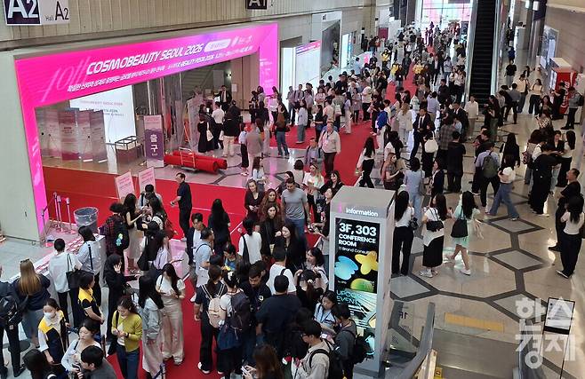 27일 서울 강남구 코엑스에서 막을 올린 2026 코스모뷰티서울(제40회 서울국제화장품·미용산업박람회)에 관람객들과 국내외 바이어들이 입장하고 있다./ 이호형 기자 leemario@sporbiz.co.kr 2026.05.27